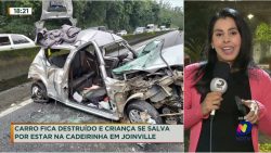 carro-fica-destruido-e-crianca-se-salva-por-estar-na-cadeirinha-em-joinville