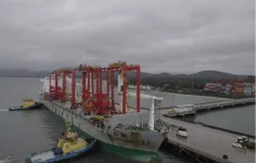 video:-megaoperacao-instala-guindaste-entre-os-mais-modernos-do-mundo-no-porto-de-itapoa