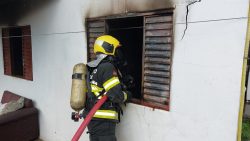 mae-sofre-queimaduras-de-2o-grau-enquanto-salvava-filhos-de-incendio-em-blumenau