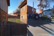 video:-incendio-destroi-completamente-duas-casas-em-chapeco 