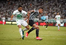 volante-da-chapecoense-sai-do-estadio-de-ambulancia-e-‘gera’-16-minutos-de-acrescimos