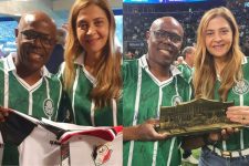 tecnico-do-jec-e-homenageado-e-entrega-camisa-do-tricolor-para-presidente-do-palmeiras