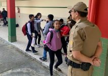 escolas-de-sc-comecam-a-receber-policiais-da-reserva-60-dias-apos-ataque-em-blumenau