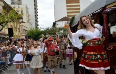 carros-da-capivara,-da-salsicha-e-do-jogo-querem-ser-atracao-na-oktoberfest-blumenau