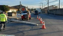 carreta-arranca-poste-em-joinville-e-deixa-regiao-em-luz