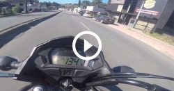 video:-a-134-km/h-na-frente-de-delegacia,-piloto-de-moto-‘da-show’-no-transito-em-blumenau