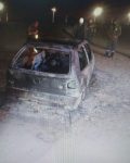 carro-e-incendiado-em-praia-em-navegantes-e-permanece-no-local-sem-respostas-conclusivas