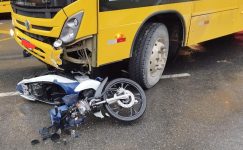 fotos:-motociclista-e-atingida-por-onibus-escolar-e-fica-ferida-em-estado-grave-em-aurora