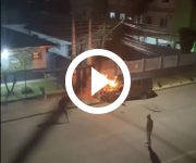 video:-carro-pega-fogo-apos-colidir-em-poste-em-joinville