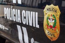 cinco-pessoas-sao-presas-por-agredir-um-policial-a-chutes-em-joinville