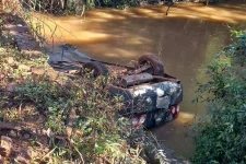 carro-cai-em-riacho-e-motorista-se-salva-em-tigrinhos