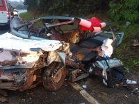 veiculos-ficam-destruidos-apos-acidente-violento-na-br-282-em-rancho-queimado