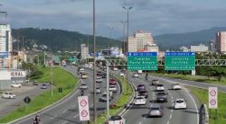 apos-dia-caotico-na-grande-florianopolis,-terca-feira-comeca-com-mais-filas-e-transito-intenso