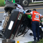 apos-acidente,-carro-tomba-na-pista-e-moto-vai-parar-dentro-do-veiculo-em-blumenau 