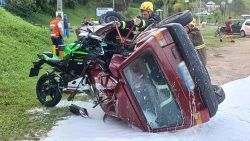 moto-fica-presa-dentro-de-carro-apos-batida-em-blumenau;-fotos