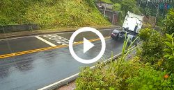 video:-caminhao-invade-terreno-de-casa-ao-derrapar-em-curva-de-blumenau