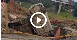 video:-carro-cai-em-buraco-de-obra-na-br-470-em-indaial-e-fica-de-‘ponta-cabeca’