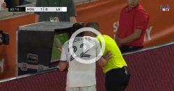 video:-jogador-vai-‘encher-o-saco’-de-arbitro-no-var-e-acaba-expulso