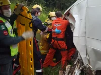 motorista-preso-as-ferragens-e-socorrido-desacordado-e-menino-de-8-anos-fica-ferido-em-chapeco