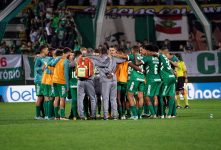 chapecoense-enfrenta-atletico-go-nesta-terca-feira;-veja-os-relacionados