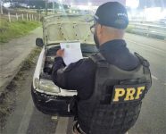 motorista-sem-habilitacao-e-preso-dirigindo-furgao-com-documentacao-falsa-na-br-101 