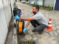 camera-endoscopica-e-usada-para-identificar-despejos-irregulares-de-esgoto-em-florianopolis