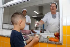 ‘obras-de-arte’:-criancas-de-chapeco-sao-recebidas-com-esculturas-feitas-de-frutas-e-legumes