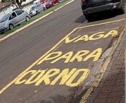 ‘vaga-para-corno’:-pichacao-inusitada-em-rua-de-chapeco-chama-atencao-para-estacionamento-irregular