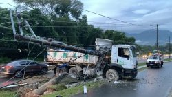 acidente-com-caminhao-deixa-mais-de-18-mil-pontos-sem-energia-na-grande-florianopolis