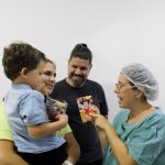 crianca-que-sobreviveu-a-ataque-em-creche-de-blumenau-visita-e-presenteia-equipe-de-hospital-onde-foi-atendida