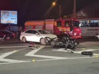 motociclista-e-encaminhado-ao-hospital-apos-colidir-contra-carro-em-blumenau