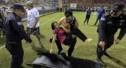 apos-confusao,-12-pessoas-morem-em-estadio-de-el-salvador-durante-partida-de-futebol