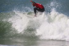 com-surfistas-de-todo-o-estado,-joinville-surf-open-agita-praia-do-itapocu