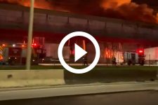 video:-incendio-de-grandes-proporcoes-atinge-transportadora-em-barra-velha