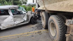 fotos:-carro-fica-destruido-apos-bater-contra-caminhao-na-br-470-em-indaial